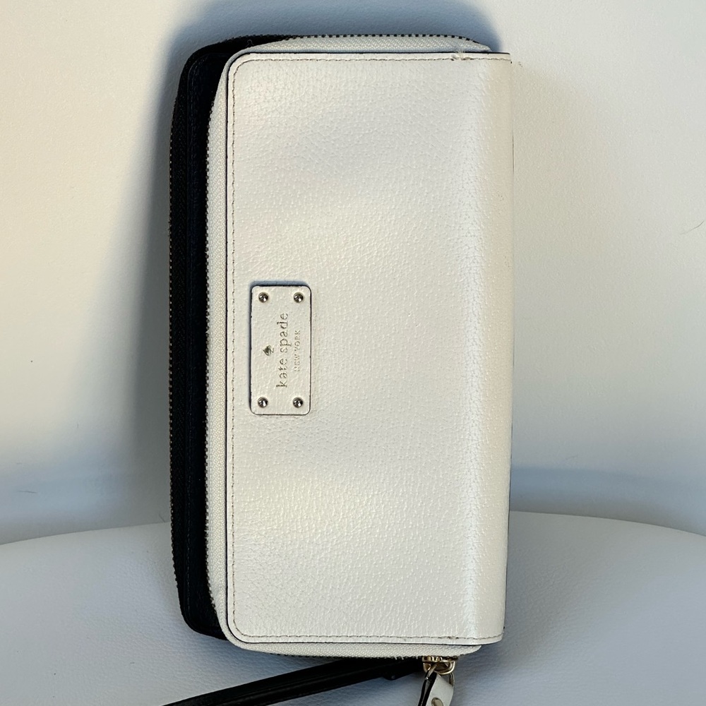 Kate Spade NY Women's Wristlet Wallet Clutch Zip Closure Black Off White Leather - Picture 2 of 15